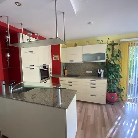 Hartweger House * كابرون